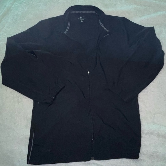 Men’s Nike dry fit long sleeve windbreaker type material but smoother size XL - Picture 1 of 7
